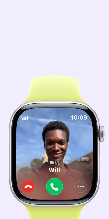 Apple Watch Series 11，展示深空灰色铝金属表壳、来电画面、联系人照片、接听和拒接按钮，数码表冠位于右侧，搭配霓虹黄色运动型表带。