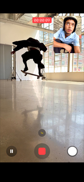 iPhone Air 正面外观，展示一个人使用视频同步双拍功能，前后同时拍摄到的画面。