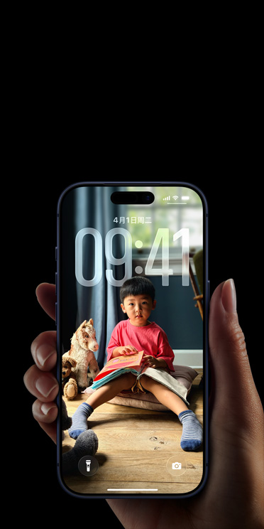 iPhone 显示屏，展示全面屏设计和 iOS 26 的 Liquid Glass。