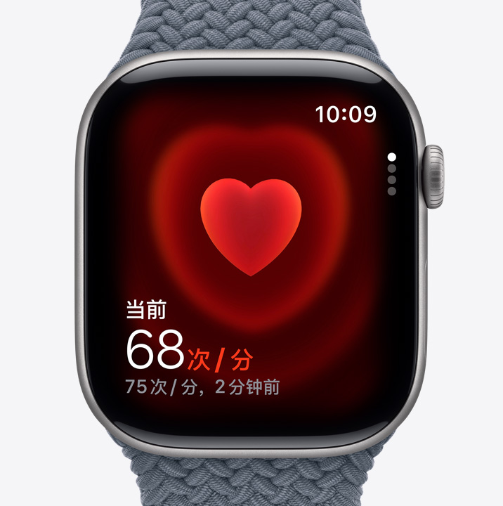 Apple Watch Series 11，展示深空灰色铝金属表壳、心率 app、当前每分钟心跳次数，搭配铁锚蓝色编织单圈表带。