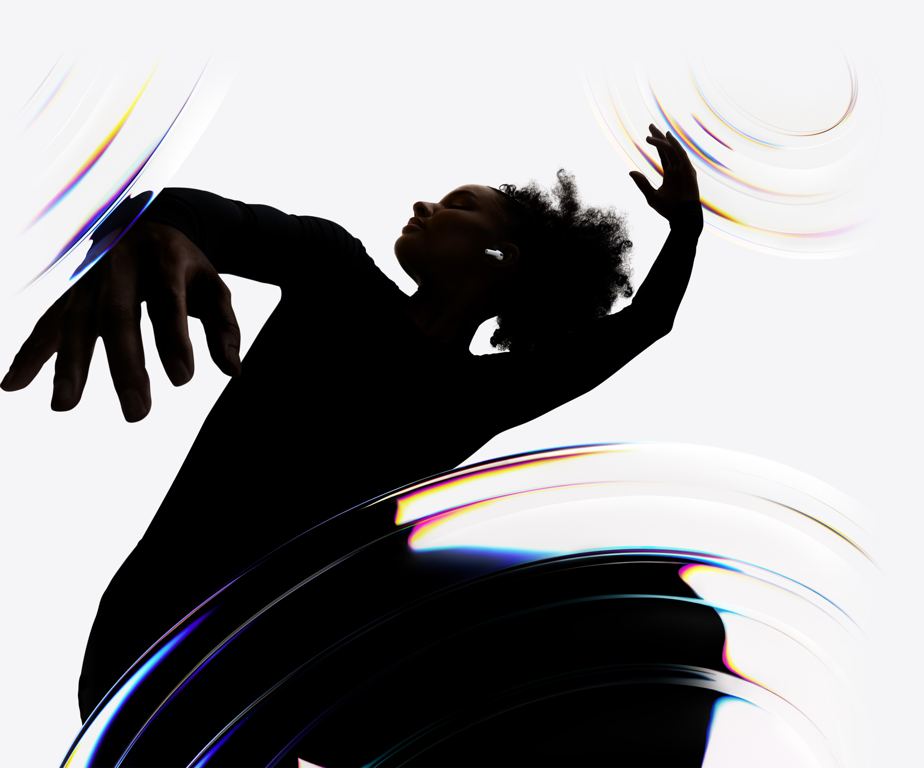 一位舞者的耳朵里塞着 AirPods Pro 3，享受着免提聆听体验