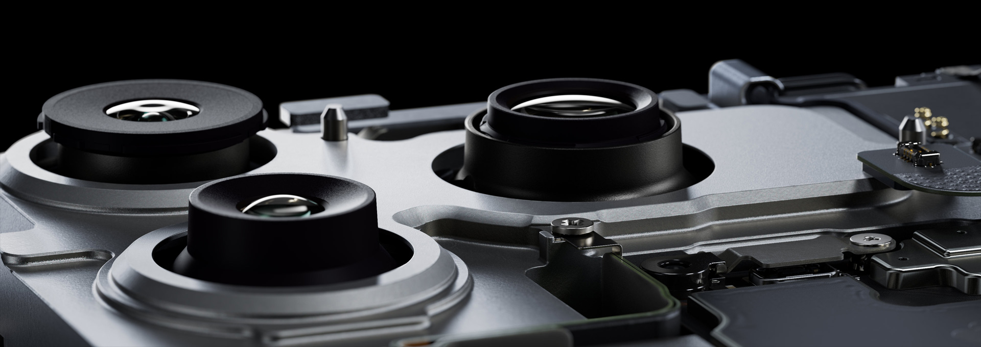 iPhone 17 Pro 内部，4800 万像素融合式拍摄系统，展示 4800 万像素融合式主摄、4800 万像素融合式超广角摄像头和 4800 万像素融合式长焦摄像头。