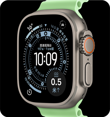 Apple Watch Ultra 3，展示原色钛金属表壳、定向越野表盘及紫外线指数、健身记录、指南针等复杂功能、右侧外观、数码表冠、麦克风、侧边按钮，搭配霓虹绿色海洋表带。