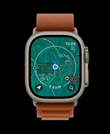 Apple Watch Ultra 3，展示原色钛金属表壳、离线地图、接下来的路线指引，搭配赤陶色高山回环式表带。