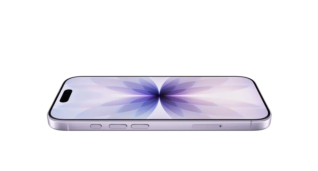 展示超瓷晶面板顺滑地落在 iPhone 17 的机身正面。