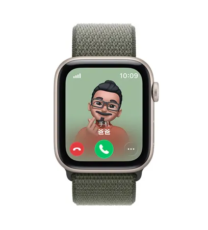 Apple Watch SE 3，展示星光色铝金属表壳、爸爸的来电、拟我表情联系人照片、接听和拒接按钮，搭配苍林色回环式运动表带。