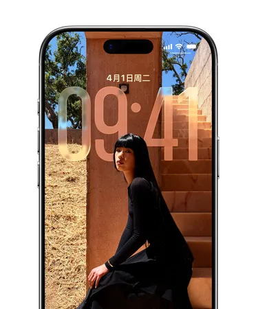 iPhone 锁定屏幕显示时间数字会随锁定屏幕的照片动态适应调整。
