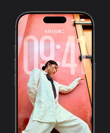 iPhone 锁定屏幕显示时间数字会随锁定屏幕的照片动态适应调整。