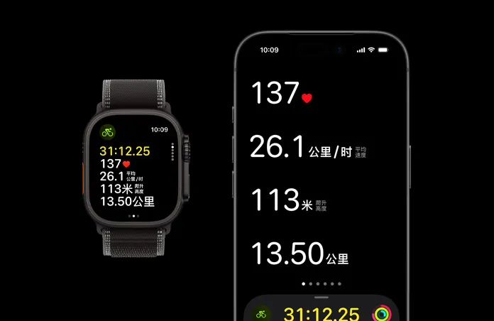 Apple Watch Ultra 3，展示黑色钛金属表壳搭配黑配木炭色野径回环式表带，旁边有一部 iPhone，两个设备均显示进行中体能训练的各项指标。