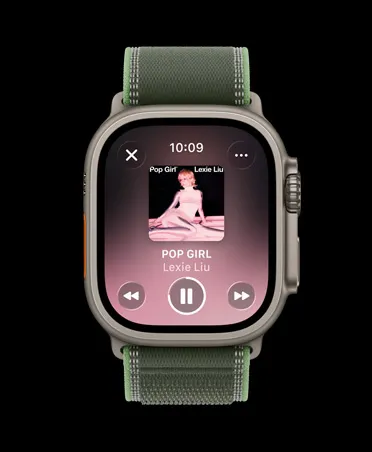 Apple Watch Ultra 3，展示原色钛金属表壳、Apple Music、健身歌单以及上一首歌曲、下一首歌曲、暂停等控制项，搭配绿配霓虹绿色野径回环式表带。